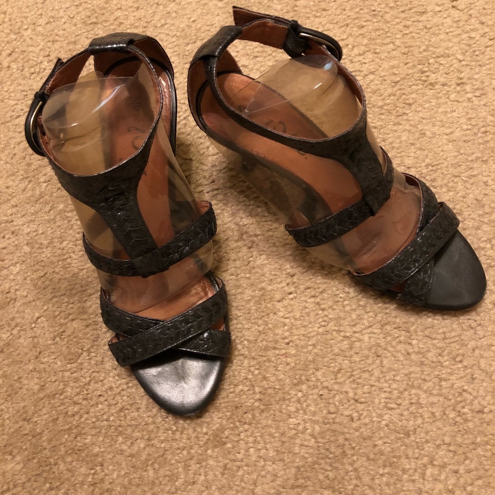 704B Sandals